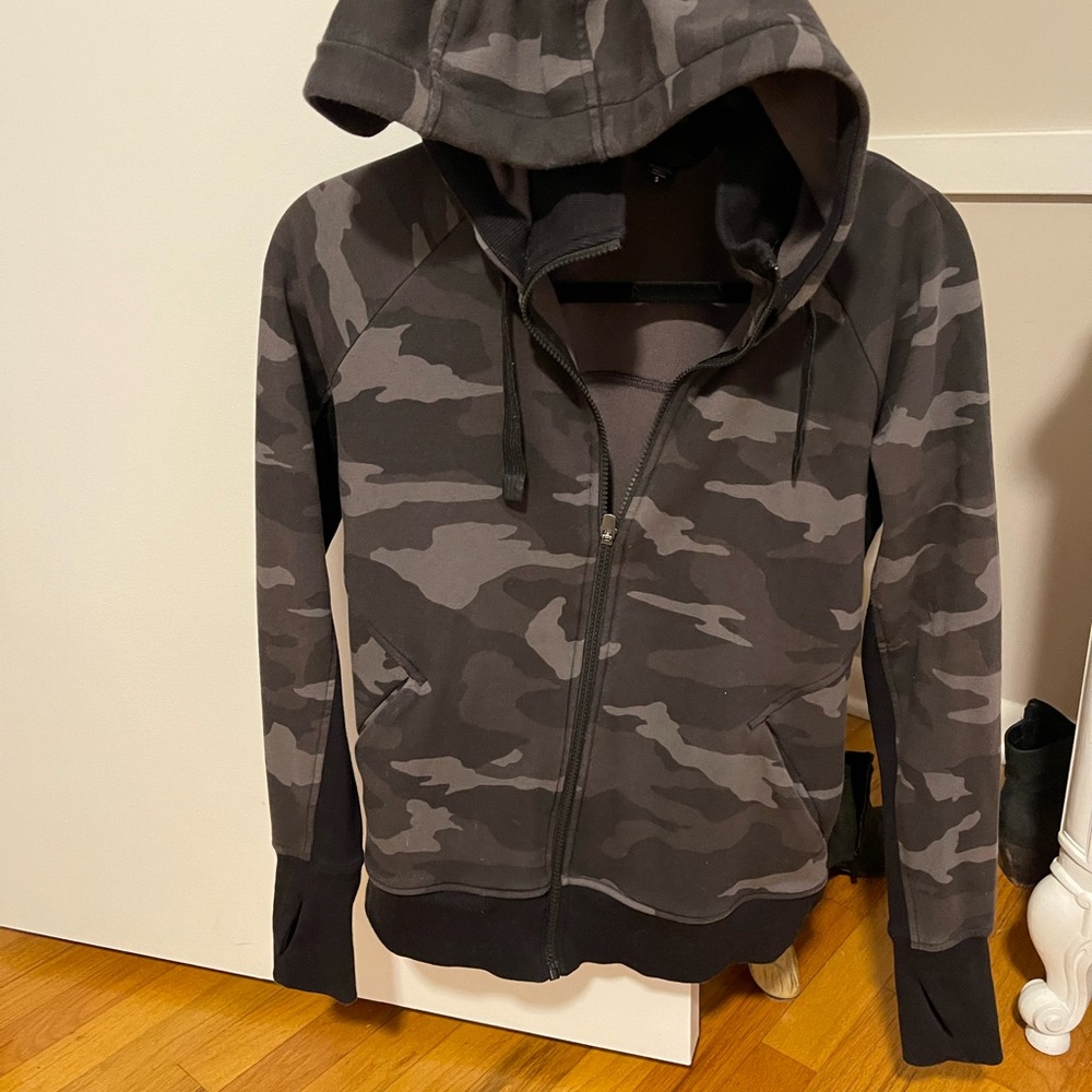 EUC Athleta Triumph Printed Hoodie - SIZE SMALL - Picture 8 of 9